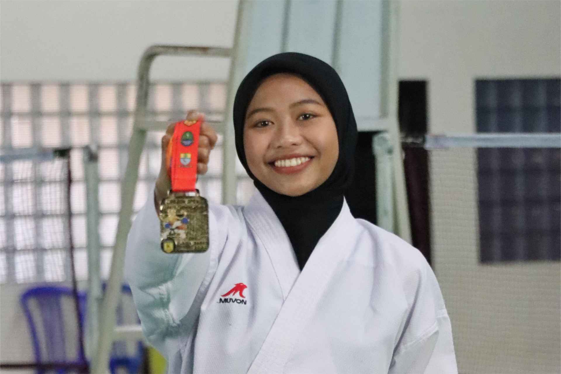 Raih Medali Emas! Reni Anggraeni Putri Harumkan Nama Ma'soem University di Kejuaraan Karate